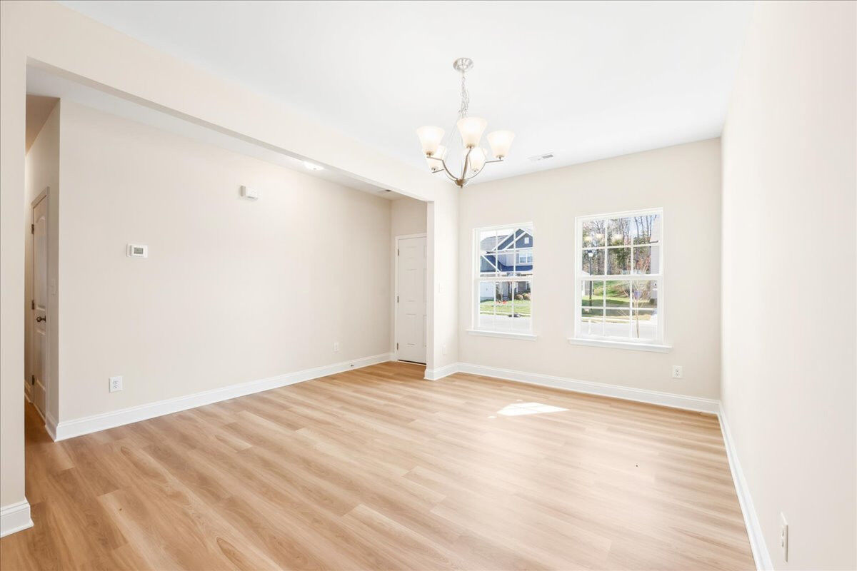 https://assets.windsorhomes.us/img/BCR_lot3_Cameron_elvC_1951_Kippen_Drive_dining.jpg