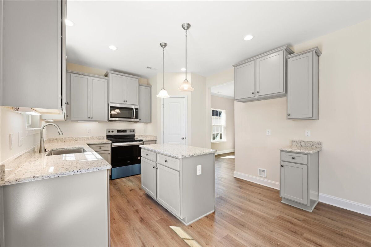 https://assets.windsorhomes.us/img/BCR_lot83_Lexington_elvE_1952_Kippen_Drive_kitchen_3.jpg