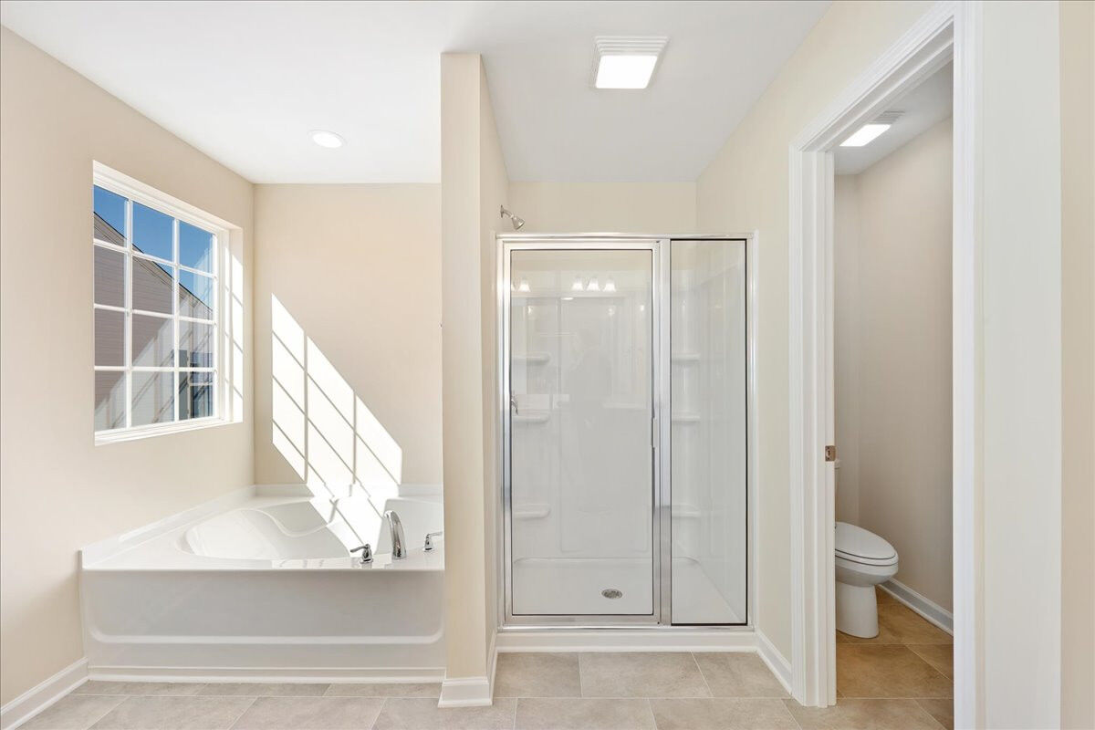 https://assets.windsorhomes.us/img/BCR_lot83_Lexington_elvE_1952_Kippen_Drive_primary_bath_2_shower_tub.jpg