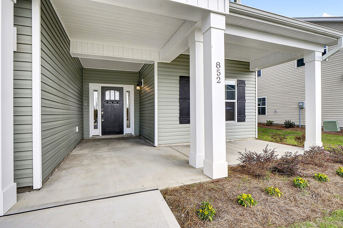 https://assets.windsorhomes.us/img/BMW_lot24_Somerset_H_852_Red_Sky_Drive_exterior_front_porch_close.jpg