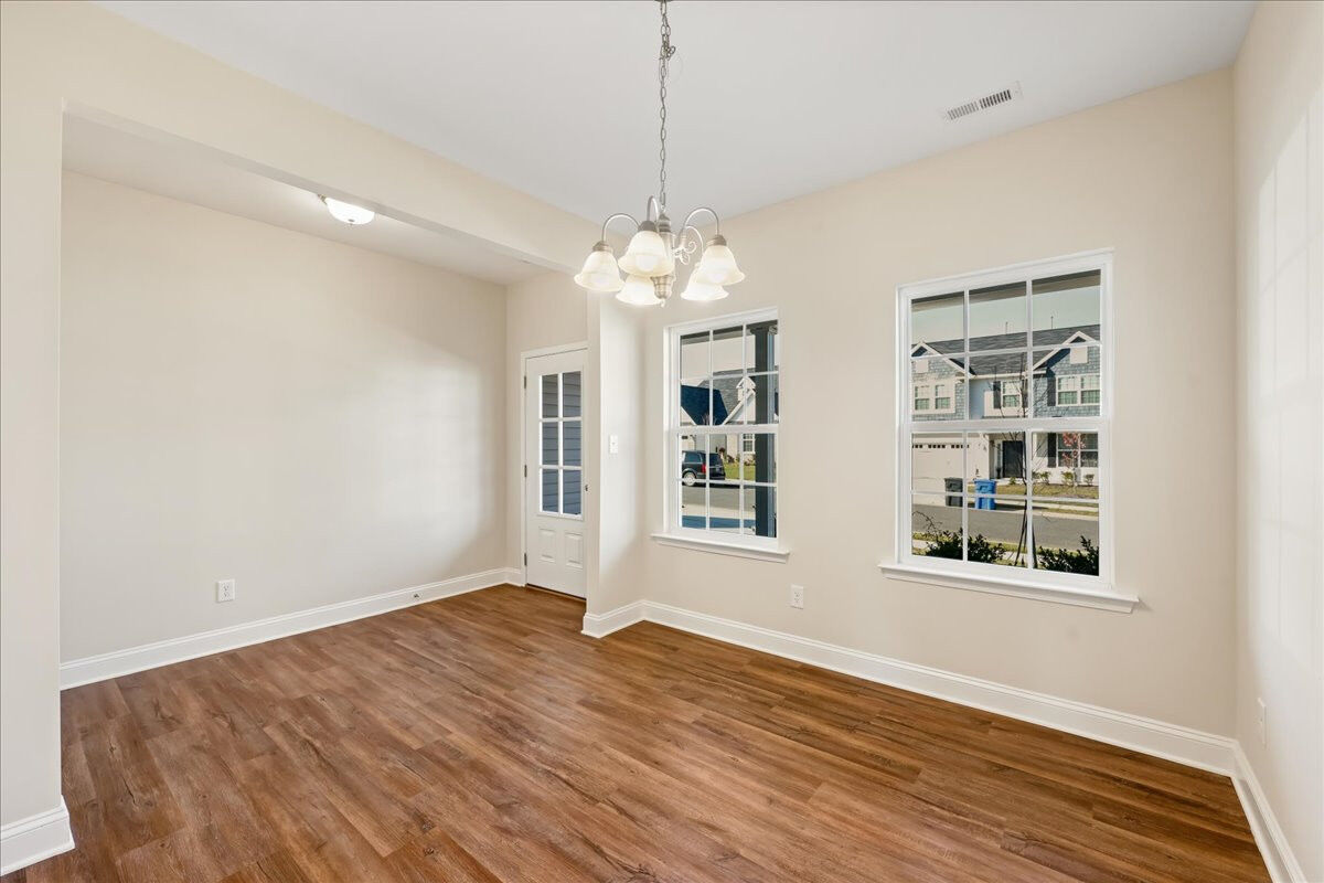https://assets.windsorhomes.us/img/Bailey_E_BCR_lot40_1832_Deveron_Court_dining.jpg