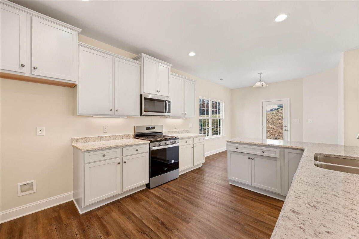 https://assets.windsorhomes.us/img/Bailey_E_BCR_lot40_1832_Deveron_Court_kitchen_view4.jpg