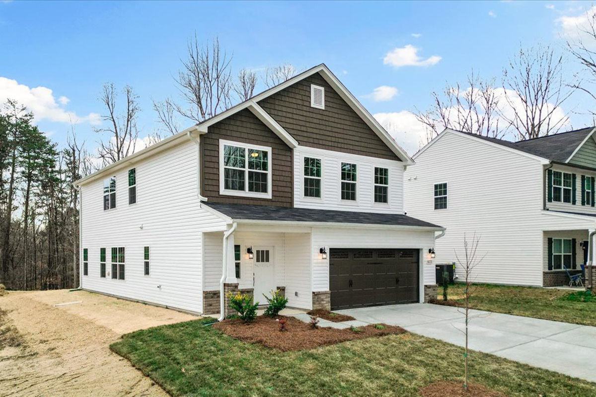 https://assets.windsorhomes.us/img/CCK_lot10_Columbia_elvA_1633_Appoloosa_Place_exterior_side.jpg