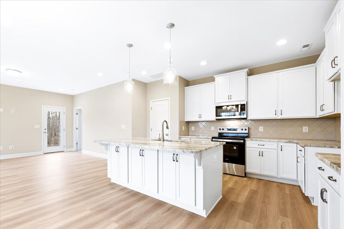 https://assets.windsorhomes.us/img/CCK_lot10_Columbia_elvA_1633_Appoloosa_Place_kitchen.jpg