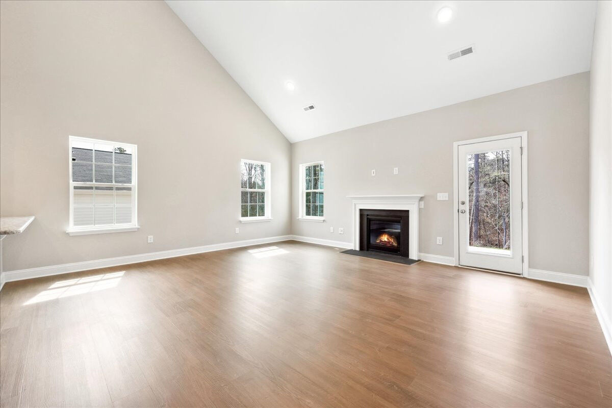 https://assets.windsorhomes.us/img/CCK_lot14_Richmond_elvA_4115_Stallion_St_great_room.jpg