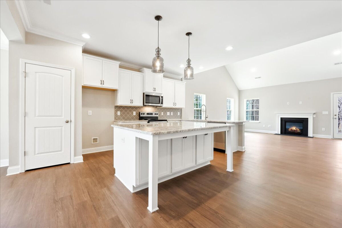 https://assets.windsorhomes.us/img/CCK_lot14_Richmond_elvA_4115_Stallion_St_kitchen_2.jpg