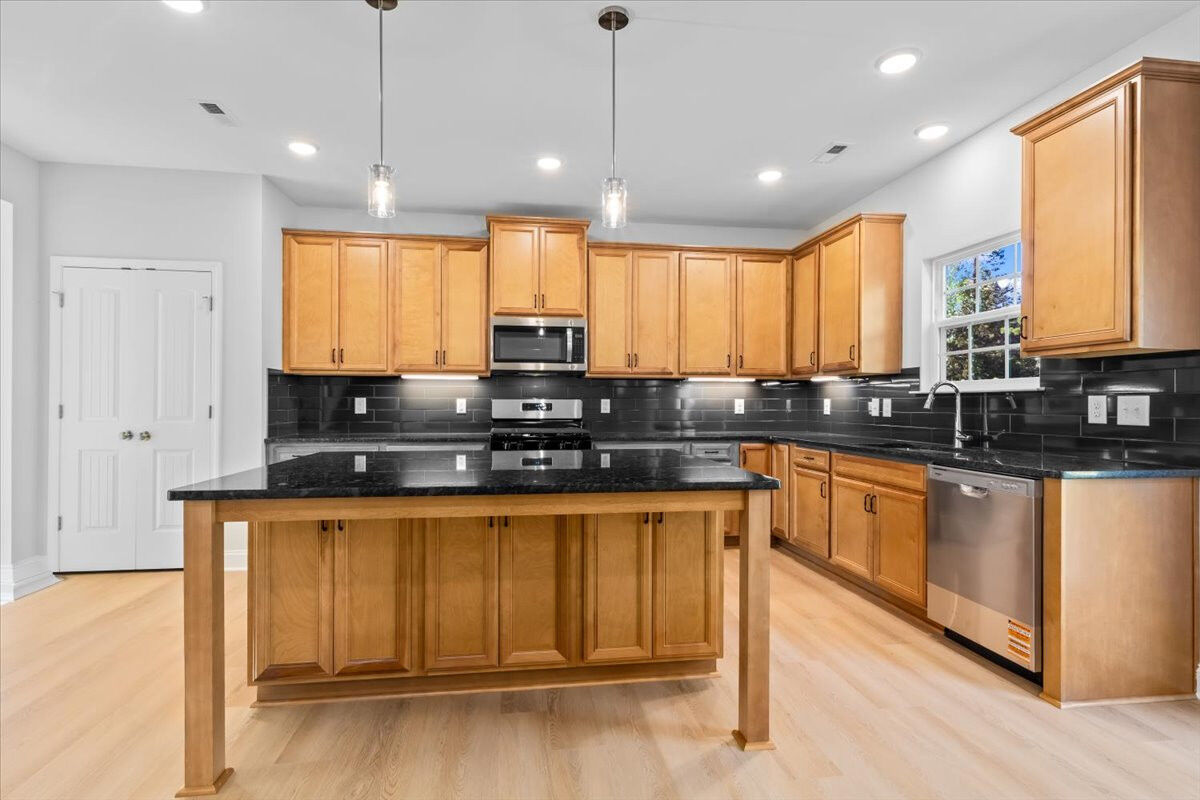 https://assets.windsorhomes.us/img/CCK_lot19_Cameron_elvB_4095_Stallion_St_kitchen.jpg