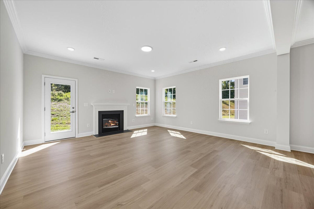 https://assets.windsorhomes.us/img/CCK_lot75_Cotswold_elvE_4094_Stallion_St_great_room.jpg