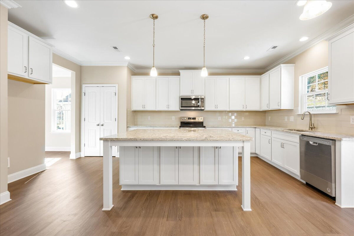 https://assets.windsorhomes.us/img/CCK_lot7_Cameron_A_4207_Canter_Creek_Lane_kitchen_3.jpg
