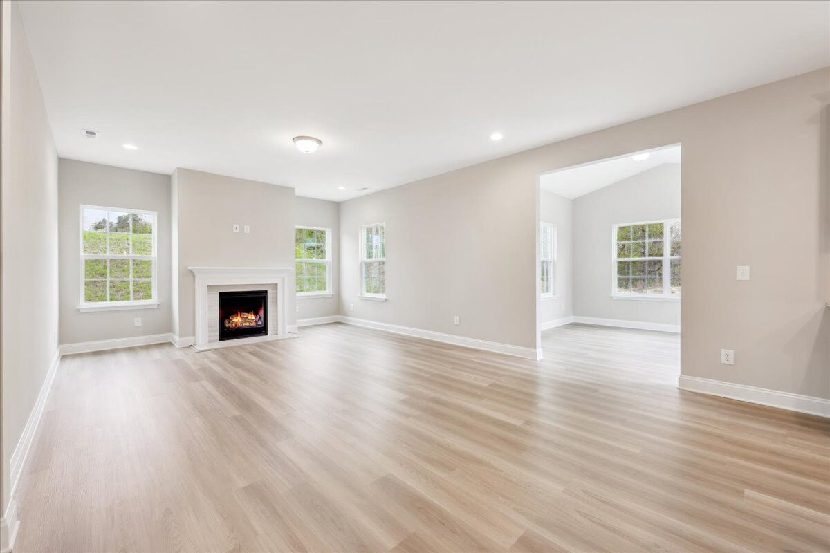 https://assets.windsorhomes.us/img/CCK_lot81_Cameron_elvA_4118_Stallion_street_great_room.jpg