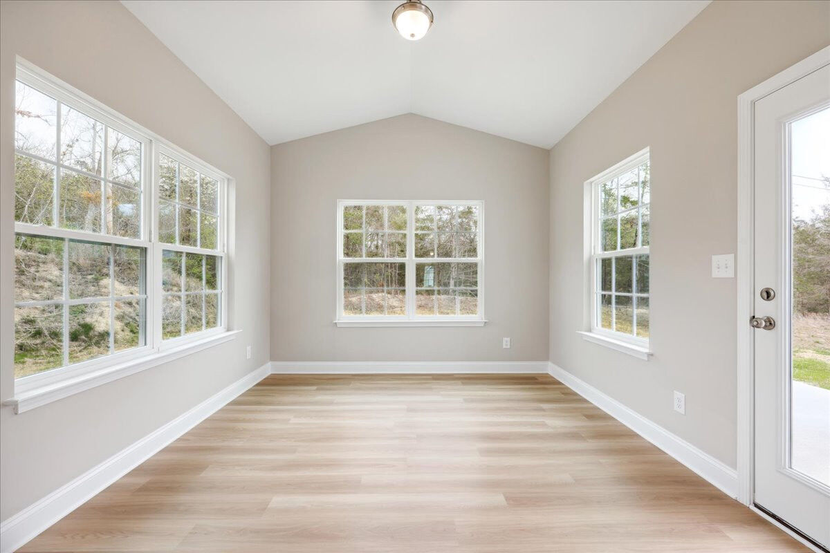 https://assets.windsorhomes.us/img/CCK_lot81_Cameron_elvA_4118_Stallion_street_morning_room.jpg