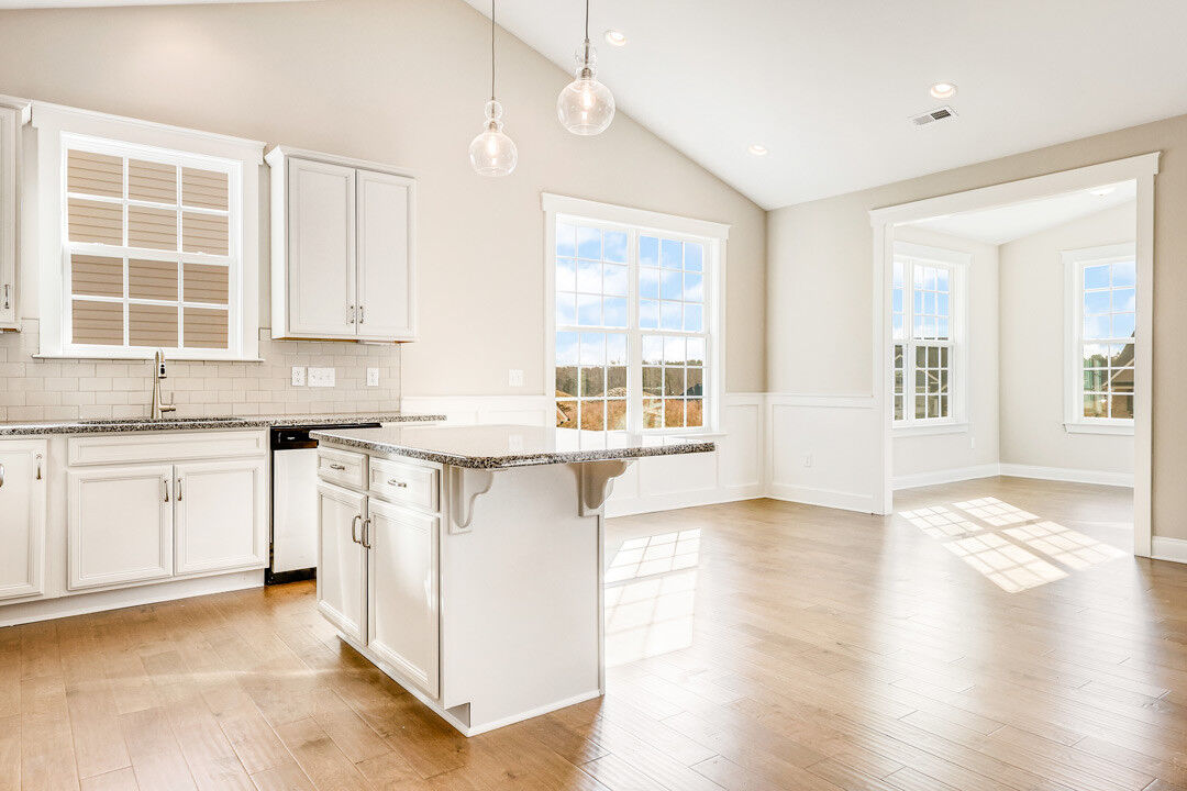 https://assets.windsorhomes.us/img/Cary-3_A_BD_lot57_3245-Castlerock-(4)-kitchen.jpg