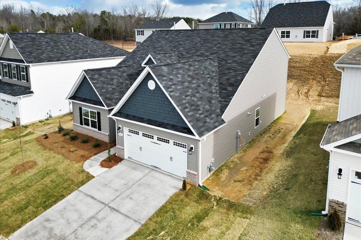 https://assets.windsorhomes.us/img/Cotswold_E_BCR_lot43_1838-Deveron-Court_02-16.jpg