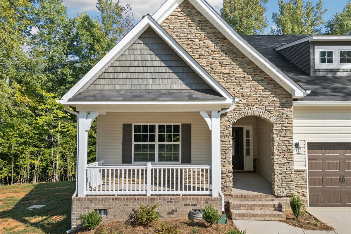 https://assets.windsorhomes.us/img/Cotswold_G_RFM_lot16_6612_Rogers_Farm_Rd_exterior_front_porch_close.jpg