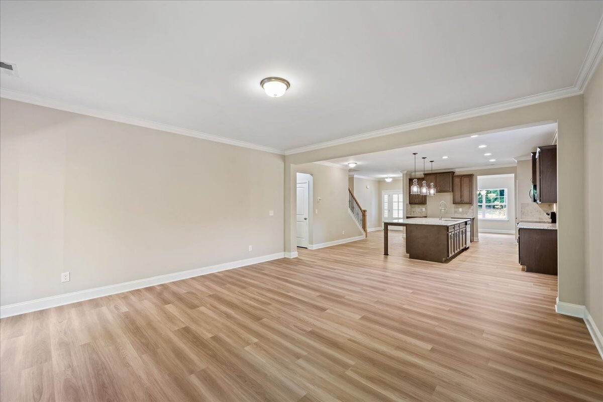 https://assets.windsorhomes.us/img/Cotswold_G_RFM_lot16_6612_Rogers_Farm_Rd_great_room_2.jpg