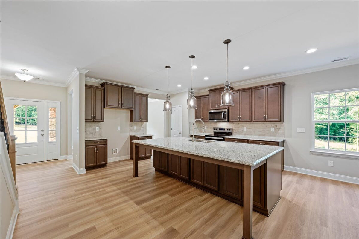 https://assets.windsorhomes.us/img/Cotswold_G_RFM_lot16_6612_Rogers_Farm_Rd_kitchen_3.jpg
