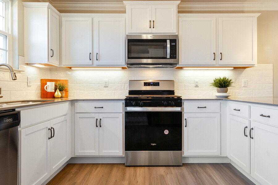 https://assets.windsorhomes.us/img/Indiana_A_VSC_lot1_4003_Straw_Hat_rd_kiTCHEN_3.jpg