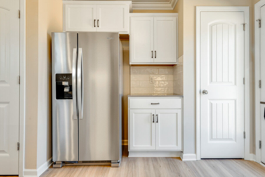 https://assets.windsorhomes.us/img/Indiana_A_VSC_lot1_4003_Straw_Hat_rd_kitchen_4.jpg