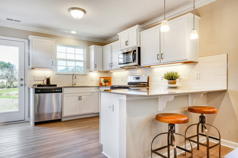 https://assets.windsorhomes.us/img/Indiana_A_VSC_lot1_4003_Straw_Hat_rd_kitchen_7.jpg