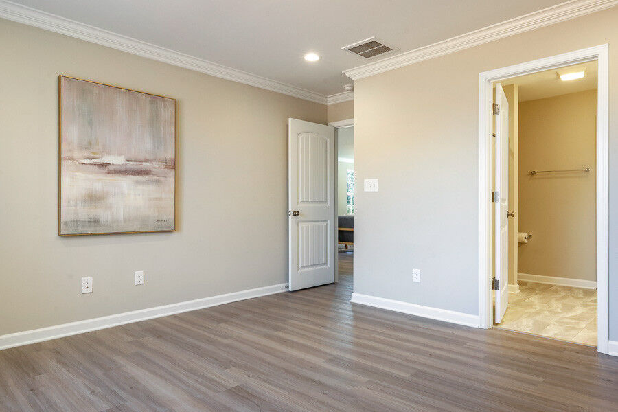 https://assets.windsorhomes.us/img/Indiana_A_VSC_lot1_4003_Straw_Hat_rd_primary_suite.jpg