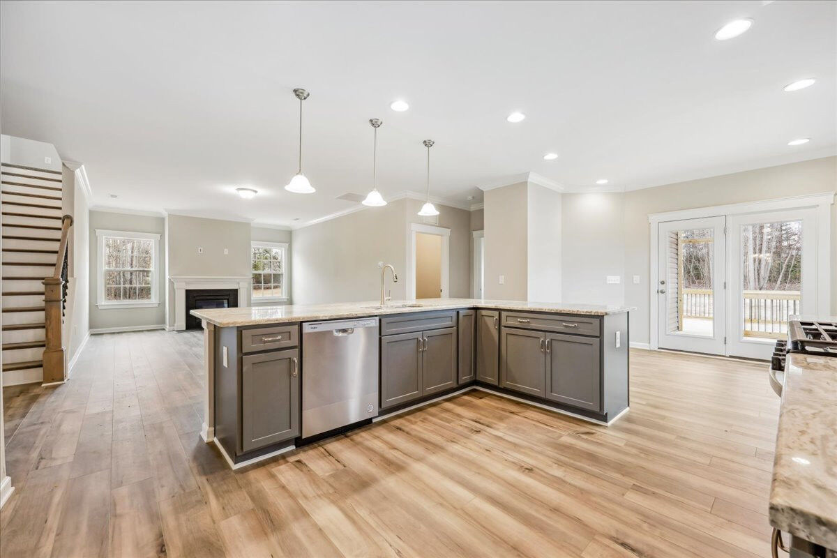 https://assets.windsorhomes.us/img/KL_Lot95_Bailey_elvF_1360_Reading_Ct_kitchen.jpg