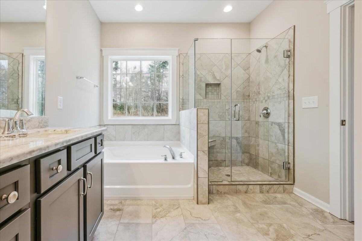 https://assets.windsorhomes.us/img/KL_Lot95_Bailey_elvF_1360_Reading_Ct_primary_bath_2.jpg