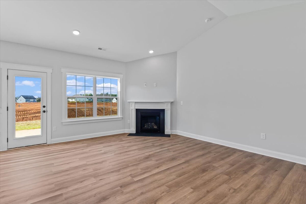 https://assets.windsorhomes.us/img/MG_lot86_Cary_elvB_1111_Nantucket_Drive_great_room.jpg
