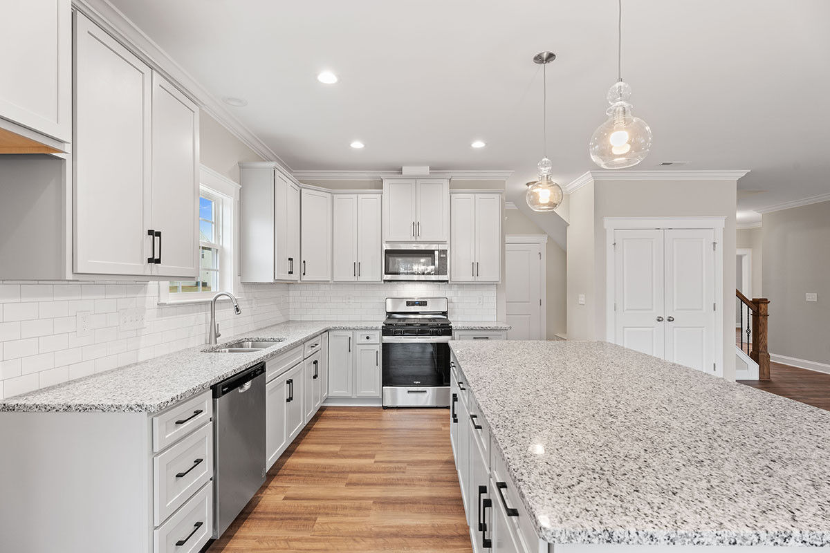 https://assets.windsorhomes.us/img/MLF_lot41_Pinehurst_elvB_112_Rocky_Maple_Drive_kitchen_2.jpg