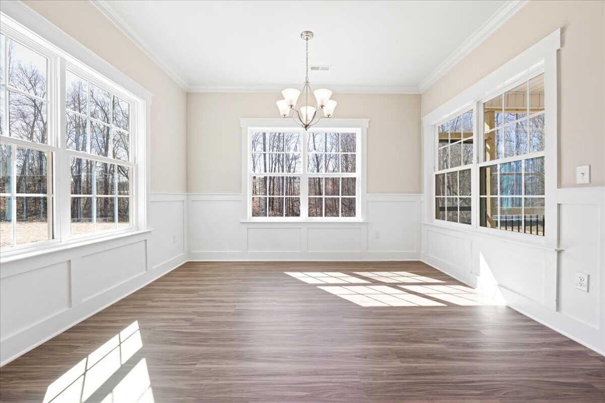 https://assets.windsorhomes.us/img/MVG_lot15_Pinehurst_3_elvA_1975_Meadowview_Drive_dining.jpg