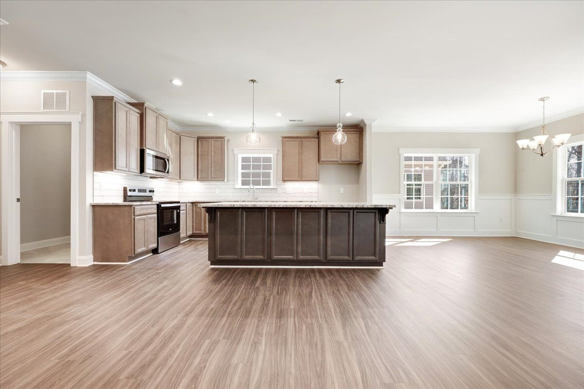 https://assets.windsorhomes.us/img/MVG_lot15_Pinehurst_3_elvA_1975_Meadowview_Drive_great_room_3.jpg