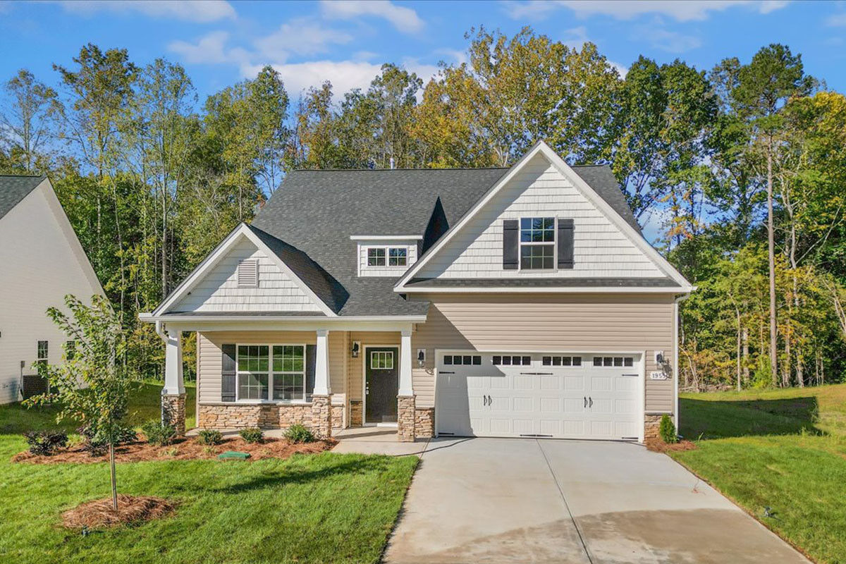 https://assets.windsorhomes.us/img/MVG_lot18_Pembroke_B_1955_Meadoview_Dr_exterior_full_front_new.jpg