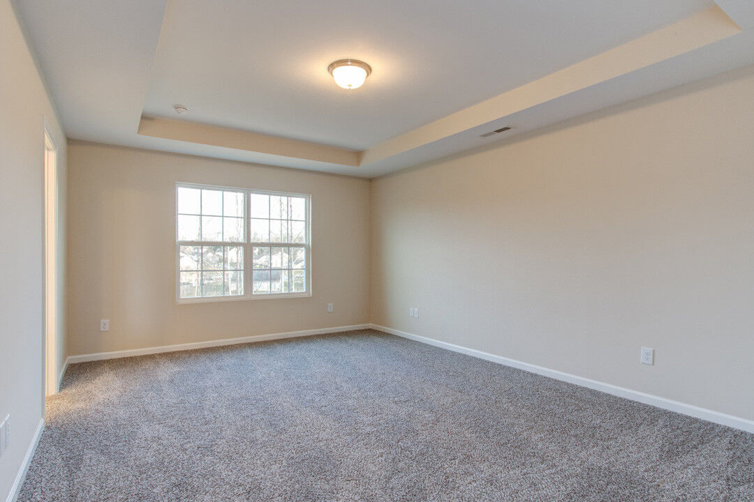 https://assets.windsorhomes.us/img/Montgomery_E_BM_lot253_1954-Rubywood_bedroom.jpg