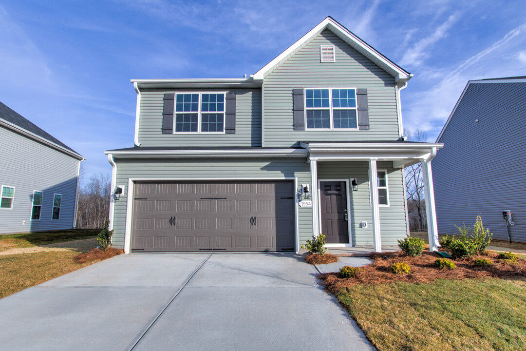 https://assets.windsorhomes.us/img/Montgomery_E_BM_lot253_1954-Rubywood_exterior-front.jpg