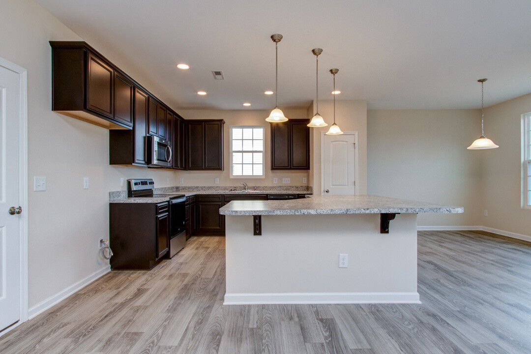 https://assets.windsorhomes.us/img/Montgomery_E_BM_lot253_1954-Rubywood_kitchen.jpg