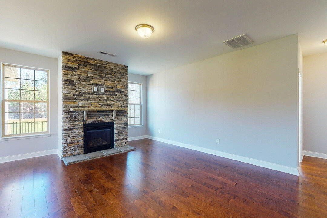 https://assets.windsorhomes.us/img/Montgomery_F_MM_lot52_7514-Quail-Crossing_great-room.jpg