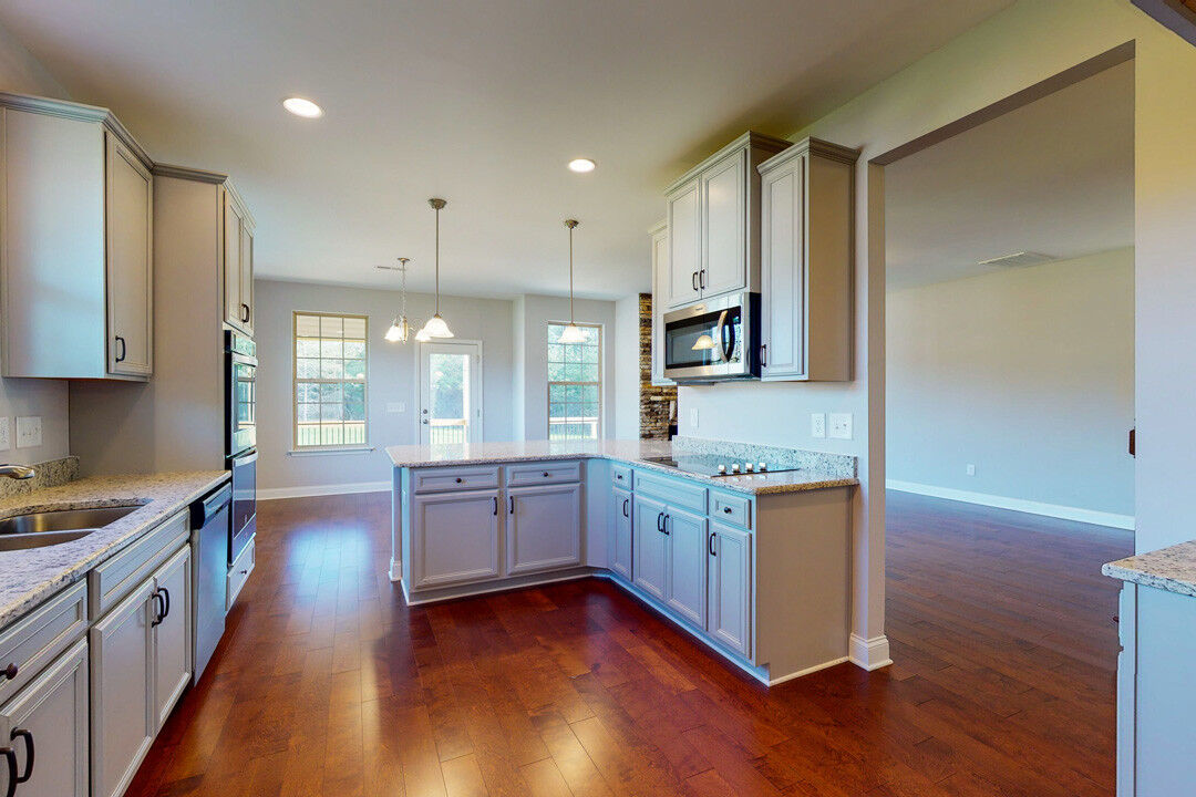https://assets.windsorhomes.us/img/Montgomery_F_MM_lot52_7514-Quail-Crossing_kitchen.jpg