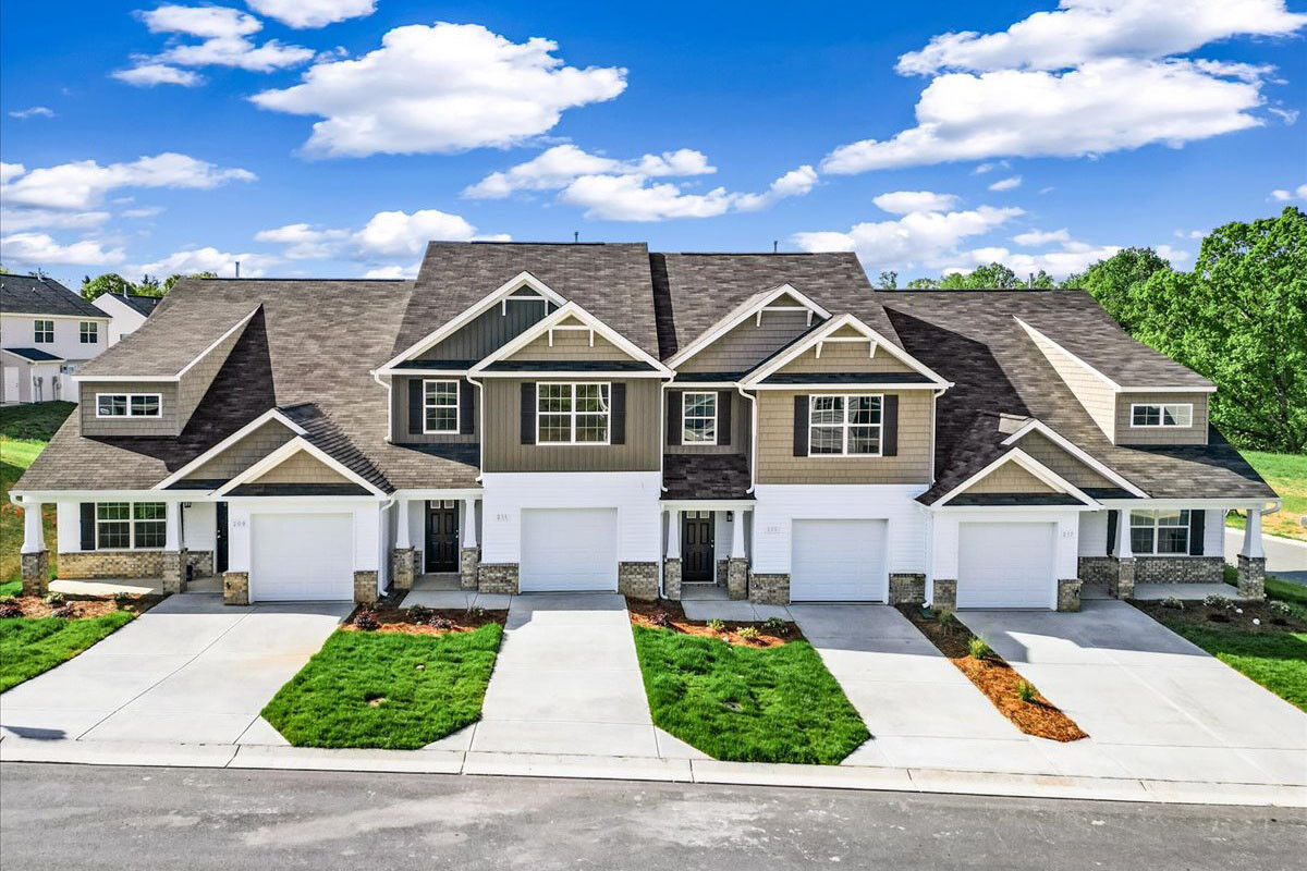 https://assets.windsorhomes.us/img/Pennsylvania_A_VSC_lot73_211_Berryfield_Dr_streetscape_exterior.jpg