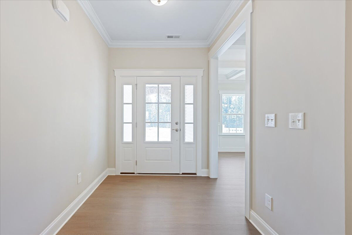 https://assets.windsorhomes.us/img/RFM_lot45_Cotswold_elvG_406_Stonewell_Court_foyer.jpg