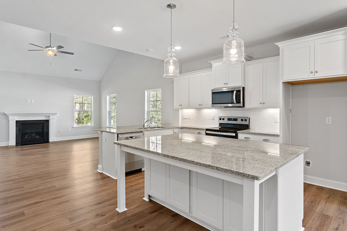 https://assets.windsorhomes.us/img/Richmond_C_RR_lot84_948_Billys_Dream_Circle_SW_kitchen.jpg