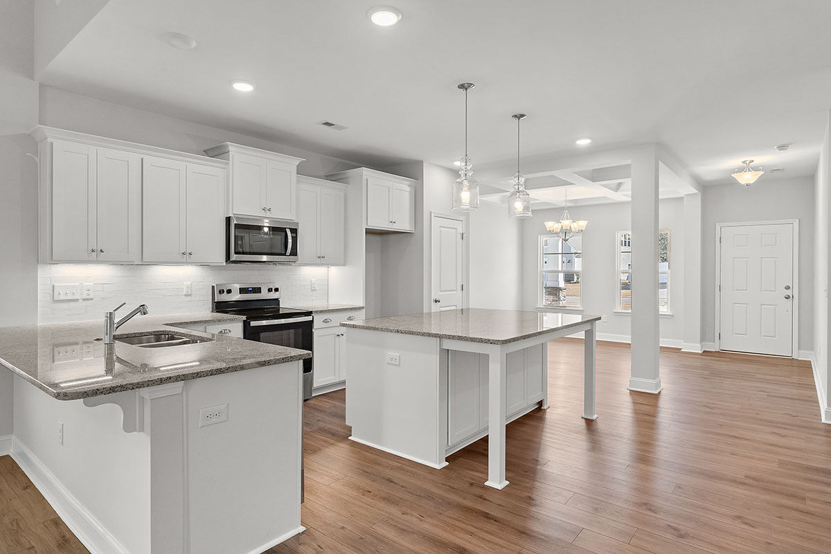 https://assets.windsorhomes.us/img/Richmond_C_RR_lot84_948_Billys_Dream_Circle_SW_kitchen_2.jpg