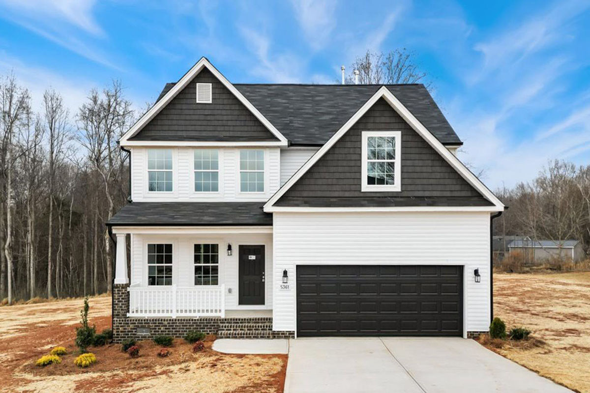 https://assets.windsorhomes.us/img/SWS_lot10_Richmond_A_5361_Salem_Woods_Dr_full_front_exterior_crop.jpg