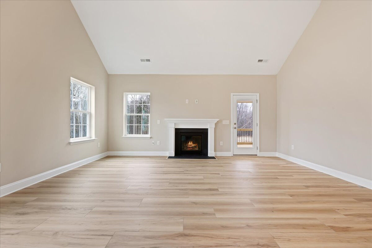 https://assets.windsorhomes.us/img/SWS_lot10_Richmond_A_5361_Salem_Woods_Dr_great_room_2.jpg
