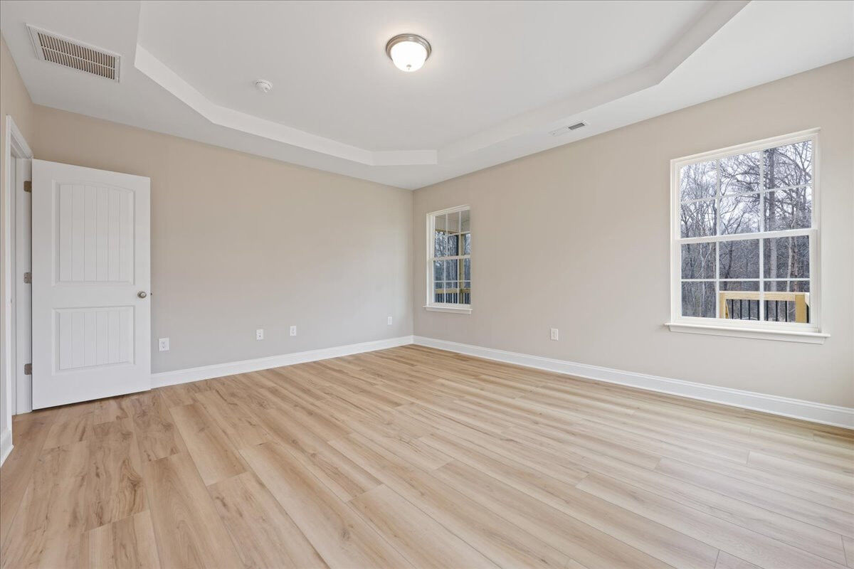 https://assets.windsorhomes.us/img/SWS_lot10_Richmond_A_5361_Salem_Woods_Dr_primary_suite_2.jpg