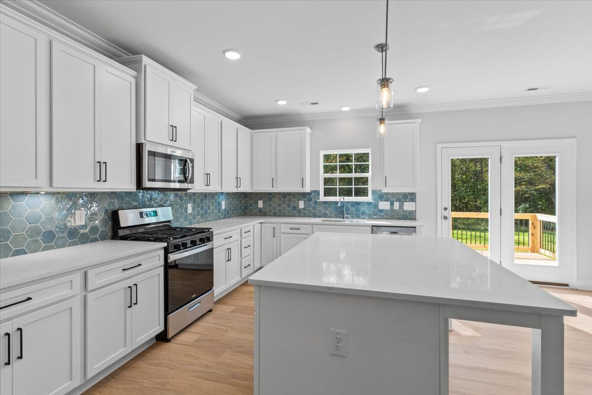 https://assets.windsorhomes.us/img/SWS_lot76_Cameron_elvB_5504_Jaeger_Drive_kitchen_6.jpg