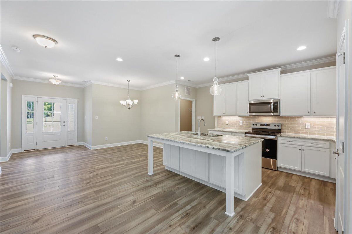 https://assets.windsorhomes.us/img/Somerser_B_CCK_lot88_4212_Canter_Creek_Lane_kitchen_2.jpg