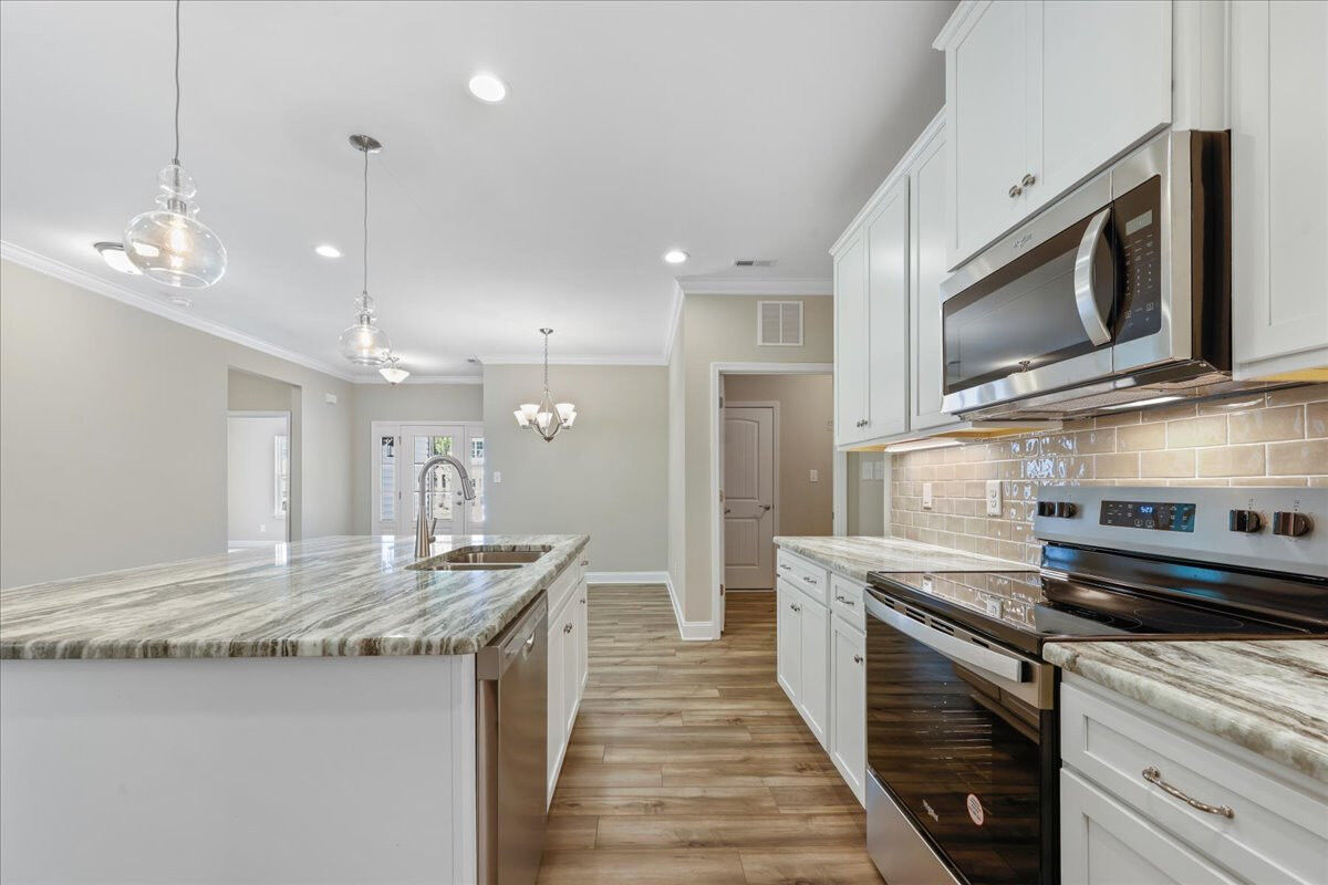 https://assets.windsorhomes.us/img/Somerser_B_CCK_lot88_4212_Canter_Creek_Lane_kitchen_3.jpg