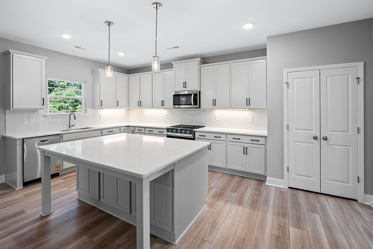 https://assets.windsorhomes.us/img/TT_lot74_Cameron_elvA_181_Portico_Ct_Kitchen.jpg