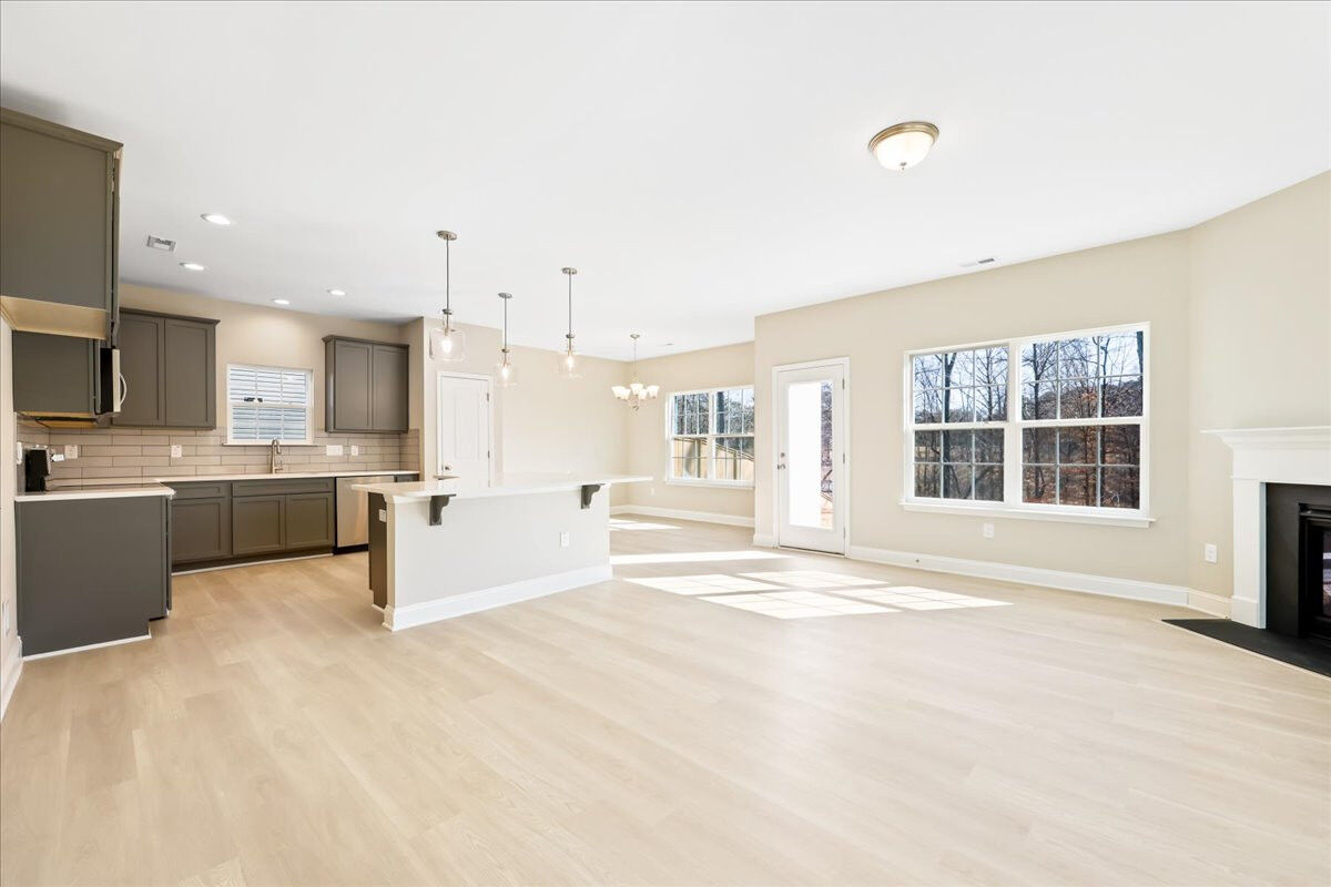https://assets.windsorhomes.us/img/VR_lot11_Southport_elvA_1826_Parham_Drive_great_Room_3.jpg