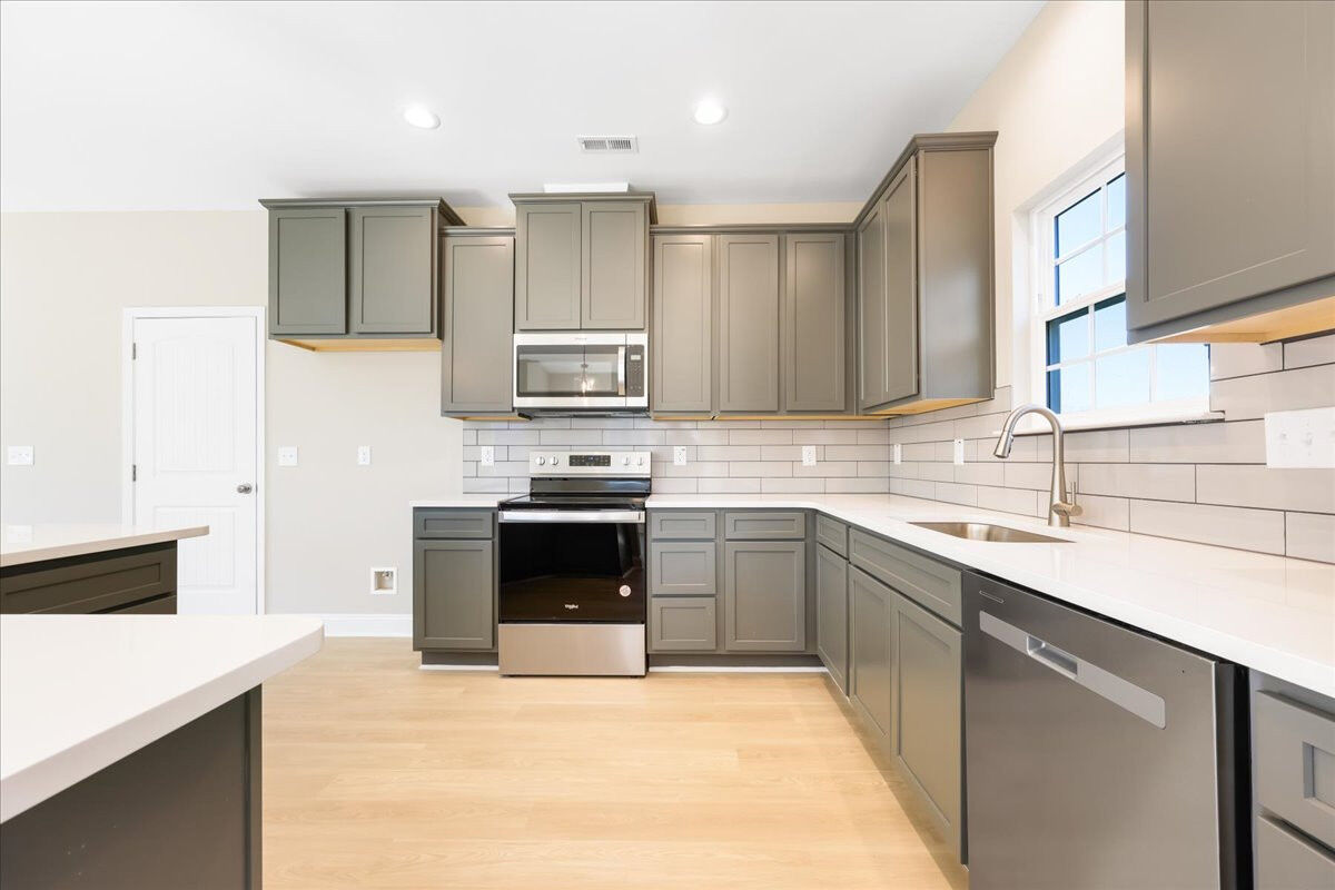 https://assets.windsorhomes.us/img/VR_lot11_Southport_elvA_1826_Parham_Drive_kitchen_3.jpg