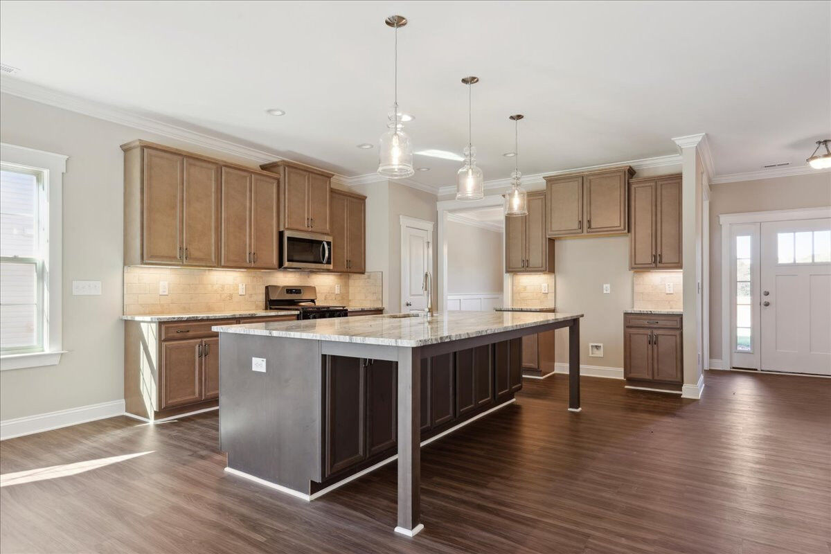 https://assets.windsorhomes.us/img/VR_lot5_Cotswold_E_1802_Parham_Drive_kitchen_4.jpg